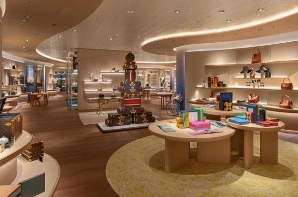 Louis Vuitton відкрив у Шанхаї магазин у формі корабля. Верхні поверхи – у вигляді фірмових валіз