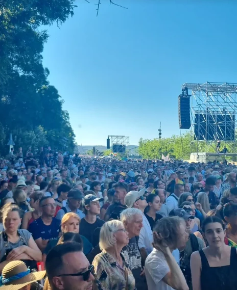 Майже 200 тисяч людей вийшли на ЛГБТ-прайд у Будапешті попри заборону уряду