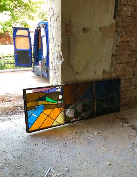 Активісти вивезли вітражі з готелю «Колос» на Оболоні. Їх могли викинути під час ремонту