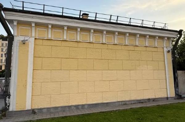 Мурал з цитатою Катерини Гандзюк на Поштовій площі відновили