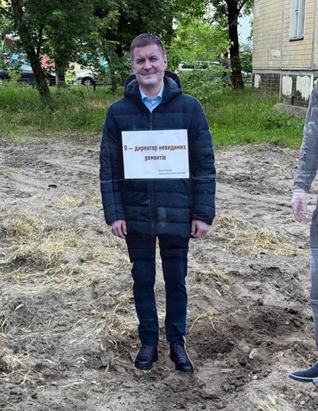 «500 днів. 0 дій». Мешканці Оболоні встановили фігури Кличка й інших посадовців через гнилі труби