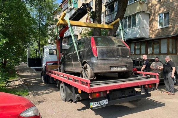 З вулиць Києва прибрали вже 600 покинутих чи пошкоджених авто. Залишилось трохи більше ніж 500