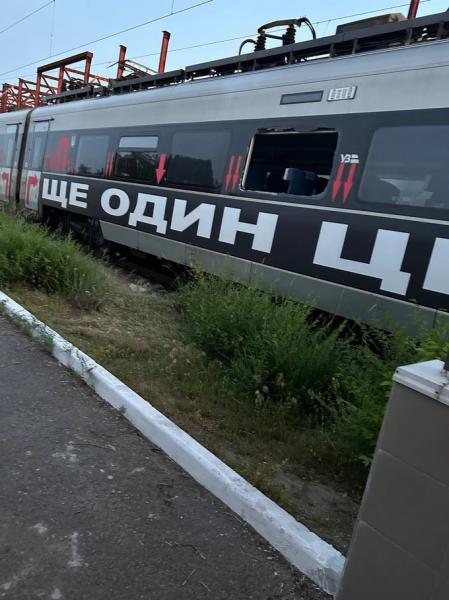 Через російський обстріл пошкоджений потяг, який розмалювала американська художниця Барбара Крюгер