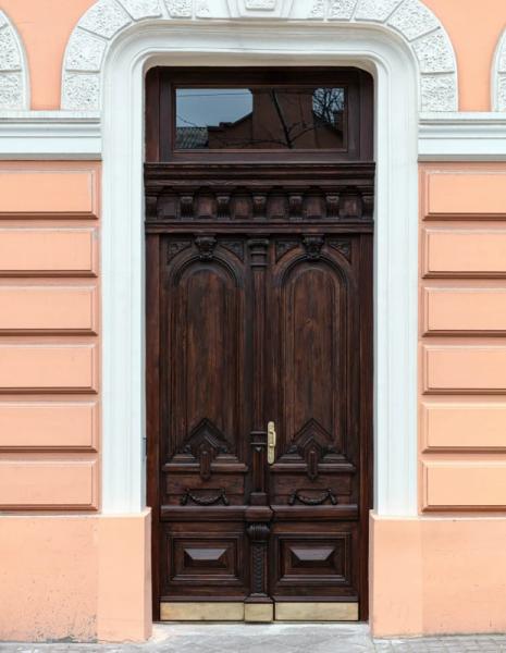 Ось як в Одесі відреставрували двері будинку Руссова 20 століття