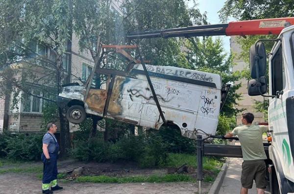 З вулиць Києва прибрали вже 600 покинутих чи пошкоджених авто. Залишилось трохи більше ніж 500