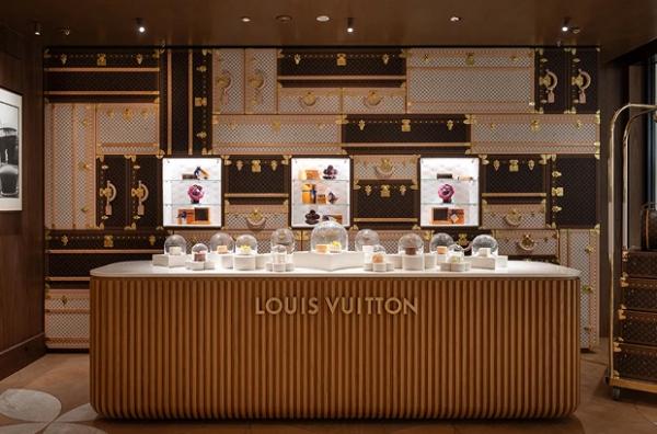 Louis Vuitton відкрив у Шанхаї магазин у формі корабля. Верхні поверхи – у вигляді фірмових валіз