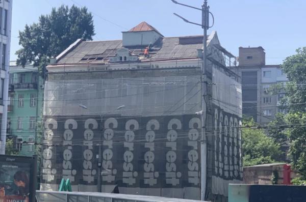 Біля метро «Палац спорту» розбирають дах історичного будинку лікаря Баршаха