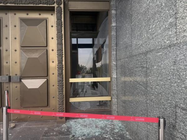Вибуховою хвилею пошкоджений фасад Музею Другої світової війни біля «Батьківщини-мати»