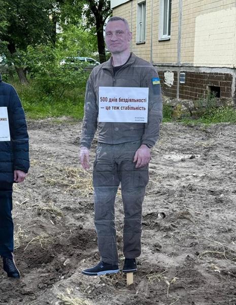 «500 днів. 0 дій». Мешканці Оболоні встановили фігури Кличка й інших посадовців через гнилі труби