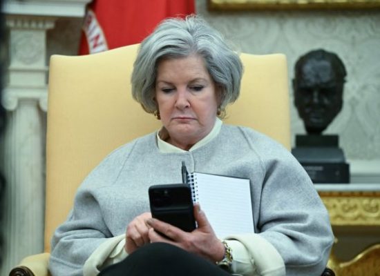 Білий дім розслідує, як було зламано телефон керівника апарату Трампа