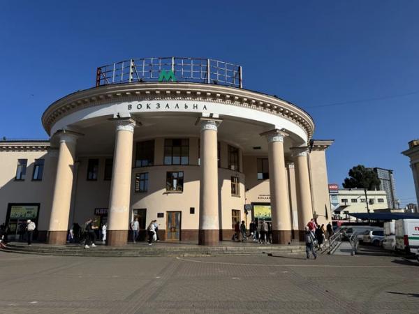 На сходах станції метро «Вокзальна» почали встановлювати пандуси