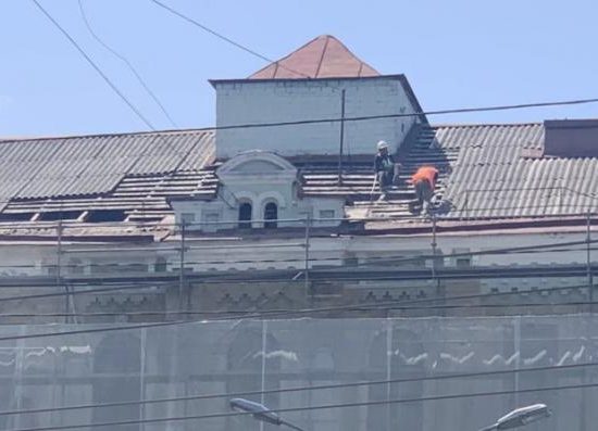 Біля метро «Палац спорту» розбирають дах історичного будинку лікаря Баршаха