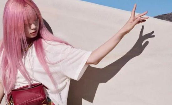 Це футболка, яку виготовили з відходів апельсинів, від бренду Loewe