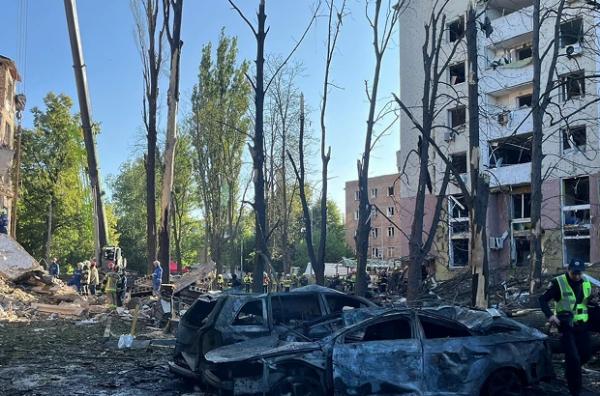 Ракета РФ зруйнувала під'їзд у Шевченківському районі. Рятувальники зрізають дерева і прибирають авто