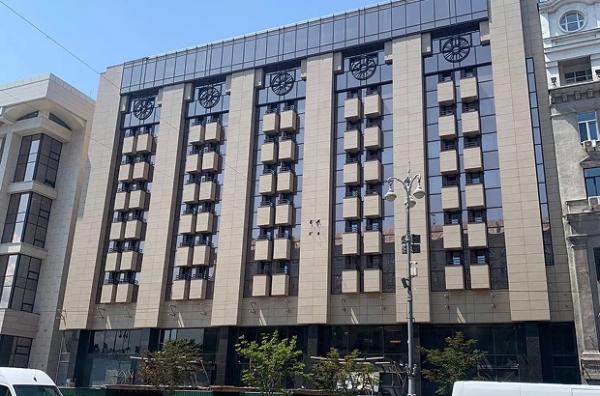 З готелю «Хрещатик» у Києві зняли захисне полотно. Ось як він тепер виглядає