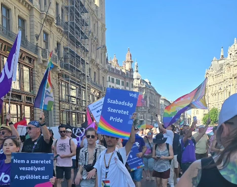 Майже 200 тисяч людей вийшли на ЛГБТ-прайд у Будапешті попри заборону уряду