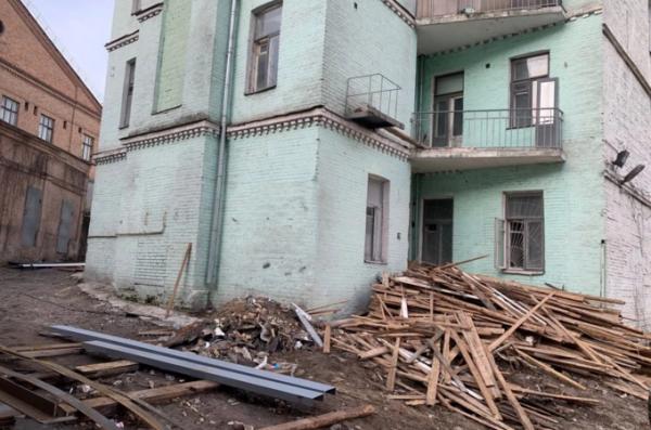 Біля метро «Палац спорту» розбирають дах історичного будинку лікаря Баршаха