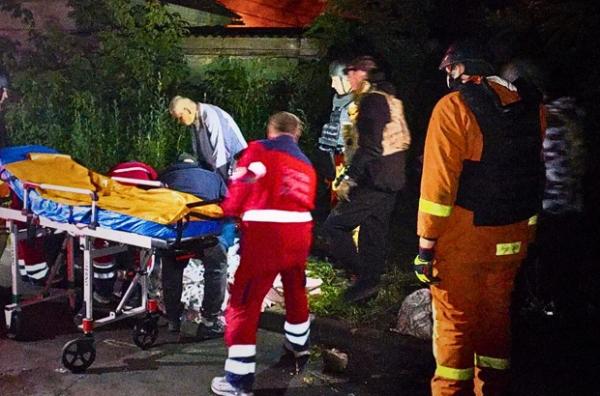 Ракета РФ зруйнувала під'їзд у Шевченківському районі. Рятувальники зрізають дерева і прибирають авто