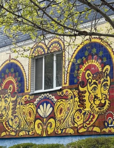 На фасаді дитсадка в Києві знищують майолікові панно, створені в стилі Марії Примаченко