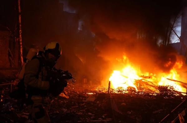 Ракета РФ зруйнувала під'їзд у Шевченківському районі. Рятувальники зрізають дерева і прибирають авто