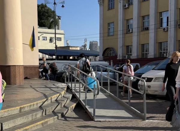 На сходах станції метро «Вокзальна» почали встановлювати пандуси