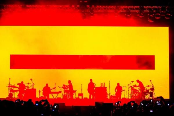 Фото дня: Київ і прапори Палестини на концерті Massive Attack у Лондоні