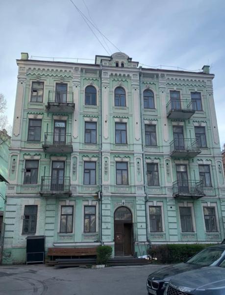 Біля метро «Палац спорту» розбирають дах історичного будинку лікаря Баршаха