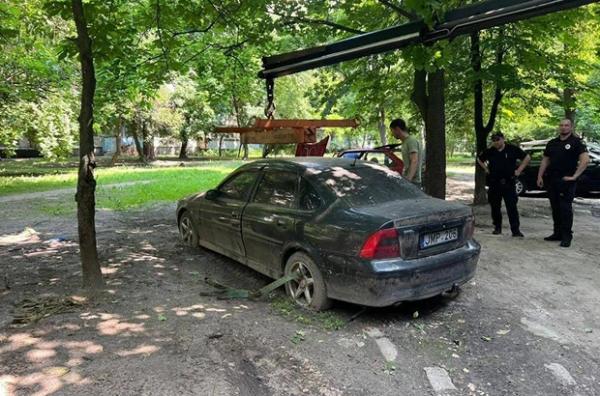З вулиць Києва прибрали вже 600 покинутих чи пошкоджених авто. Залишилось трохи більше ніж 500