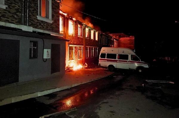 Ракета РФ зруйнувала під'їзд у Шевченківському районі. Рятувальники зрізають дерева і прибирають авто
