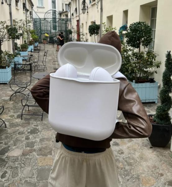 Бренд вуличного одягу створив рюкзак у формі навушників AirPods