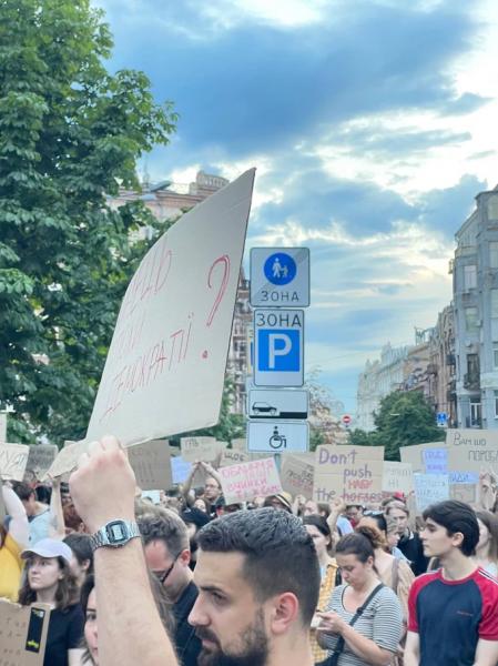 Картон, кава, чай. Це бізнеси, які підтримують мітингувальників проти закону №12414