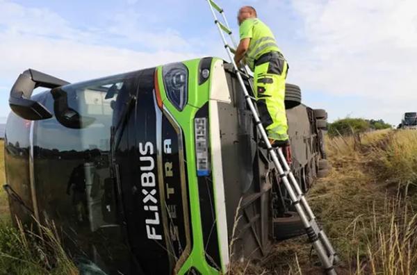 У Німеччині перекинувся автобус FlixBus з 54 пасажирами. Там були й українці