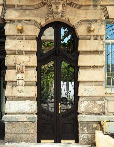 В Одесі реставрували історичні двері у стилі модерн в будинку Ламзакі 1912 року