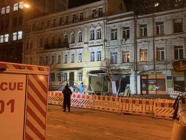 Арку й проїзд у будинку Анни Бородкової, який пошкодило через прорив тепломереж, відновили