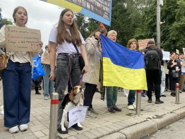 «Голосувати спішити треба». Біля Маріїнського парку протестувальники вимагають надати НАБУ й САП незалежності