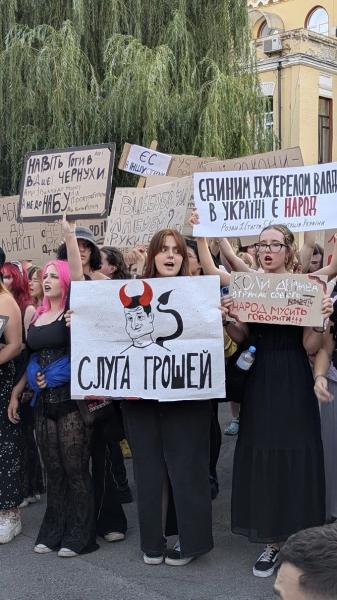 У Києві третій день поспіль проходять протести проти обмеження незалежності НАБУ та САП