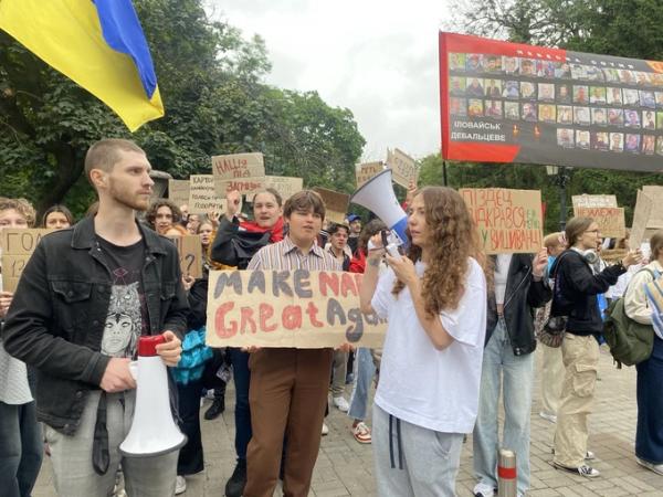 «Голосувати спішити треба». Біля Маріїнського парку протестувальники вимагають надати НАБУ й САП незалежності