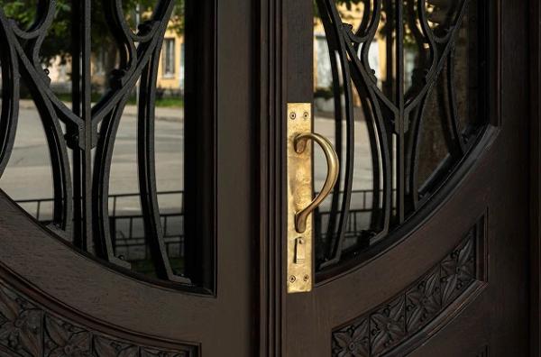 В Одесі реставрували історичні двері у стилі модерн в будинку Ламзакі 1912 року