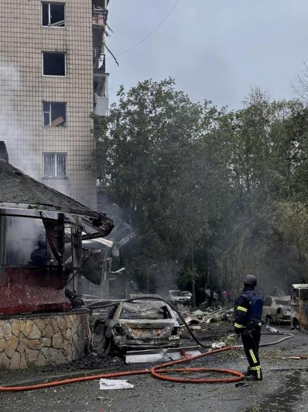 Росіяни вдарили біля ЖК «Республіка». ТРЦ поблизу працює у звичному режимі