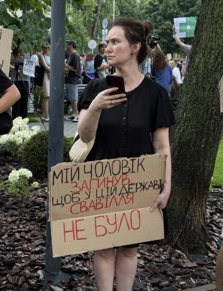 «Хто за мене переписує закони». У Києві біля театру Франка протестують проти законопроєкту щодо НАБУ та САП