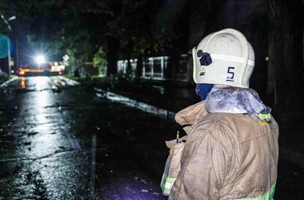 У Харкові через буревій загинула жінка, без світла – 30 тисяч абонентів, поїзди затримуються