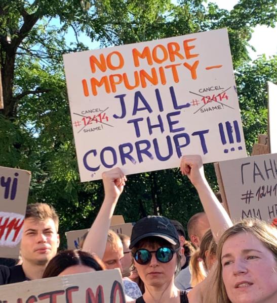 «Руки геть від НАБУ»: харків’яни вийшли на протест проти законопроєкту щодо НАБУ та САП