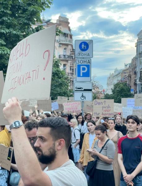 «Хто за мене переписує закони». У Києві біля театру Франка протестують проти законопроєкту щодо НАБУ та САП