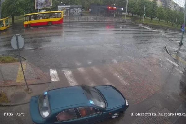 У Львові затопило кілька вулиць через сильну зливу: на деяких ділянках вода сягає трьох метрів