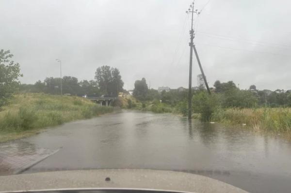 У Львові затопило кілька вулиць через сильну зливу: на деяких ділянках вода сягає трьох метрів