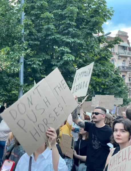 «Хто за мене переписує закони». У Києві біля театру Франка протестують проти законопроєкту щодо НАБУ та САП