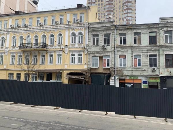 Арку й проїзд у будинку Анни Бородкової, який пошкодило через прорив тепломереж, відновили