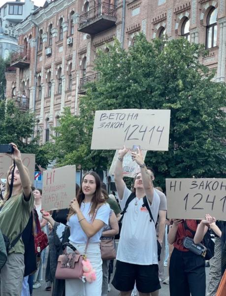 «Хто за мене переписує закони». У Києві біля театру Франка протестують проти законопроєкту щодо НАБУ та САП