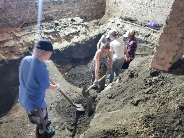 На Боричевому току під час розкопок знайшли старовинні глечики