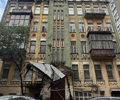 Через буревій на Лук’янівці розбитий історичний дашок під’їзду колишнього прибуткового будинку Евеліни Шмідт